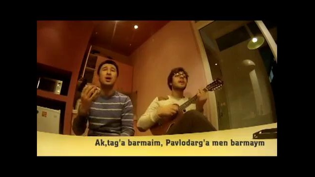 Розовый Заяц поет
