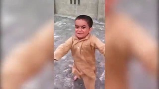 Ребенок очень круто танцует