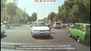 Странная женщина переходит дорогу
