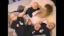 Близнецы смеются