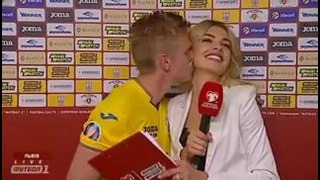 Зинченко поцеловал журналистку в прямом эфире