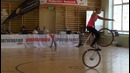 Девушка творит какие-то невероятные трюки на велосипеде