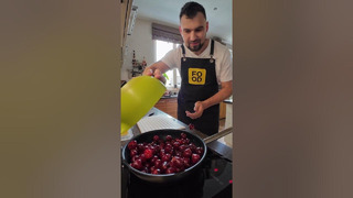 Бренд-шеф Food.ru готовит вкусный десерт с сезонной ягодой — вишневый крамбл