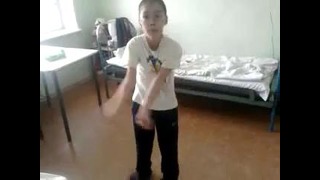 Мальчик танцует тектоник-2
