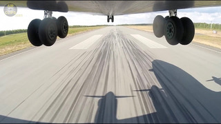 Съёмка с необычного ракурса взлетающего толстяка-тяжеловеса Ан-12