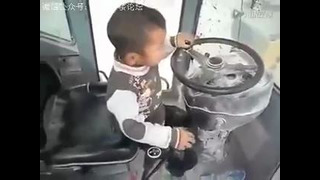 Ребенок водитель погрузчика – ВЫНУЖДЕННАЯ ИГРУШКА! – baby drives of excavator
