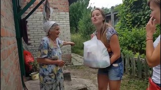 Девчонки помогли старикам своего городка продуктами