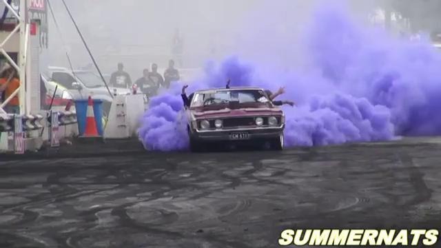 Старый Ford и сиреневый дым