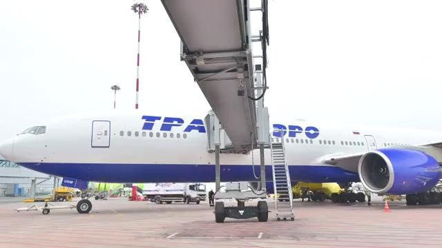 Boeing 777-300, UN123-UN124