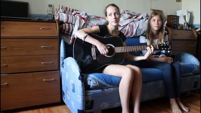 Девушка поет