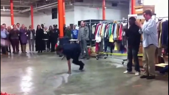 Полицейский против уличного танцора