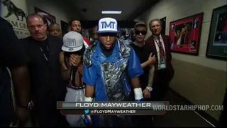 Lil Wayne и Джастин Бибер провожают на ринг Флойда Майвейзера