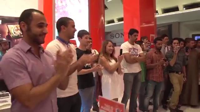 Красива играет на пианино