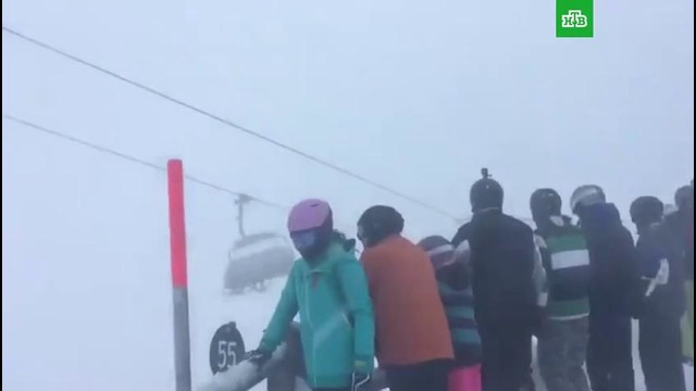 На горнолыжном курорте Австрии лыжники застряли на подъемнике