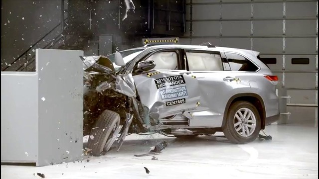2016 Toyota Highlander small overlap IIHS crash test