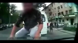 Пешеход напал на водителя в Ташкенте