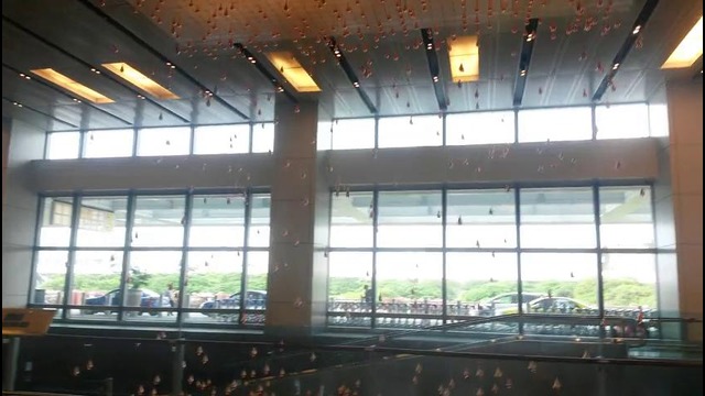 Кинетический дождь в Сингапурском аэропорту Чанги, терминал 1