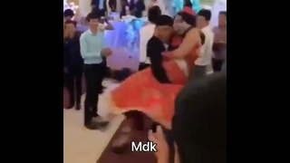 На свадьбе мужчина опозорил девушку за отказ танцевать