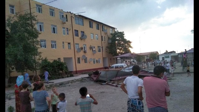 Сильный ветер в Каракалпакстане сорвал крыши зданий