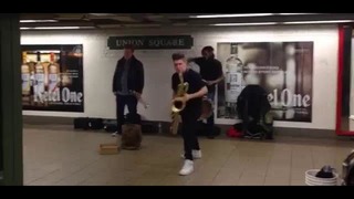Необычная музыкальная группа играет в подземном переходе
