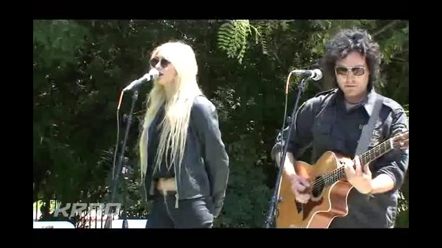 The Pretty Reckless – Light Me Up (Live at KROQ)