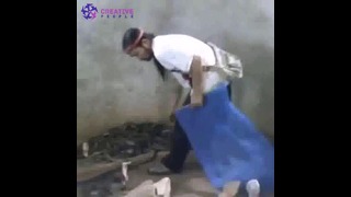 Жестко наказал змею