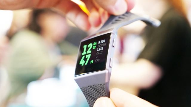 Смотрим первые умные часы Fitbit Ionic