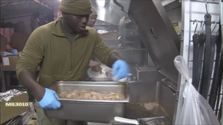 Полевая кухня Морской пехоты США на учениях – ‘Война войной, а обед по расписанию