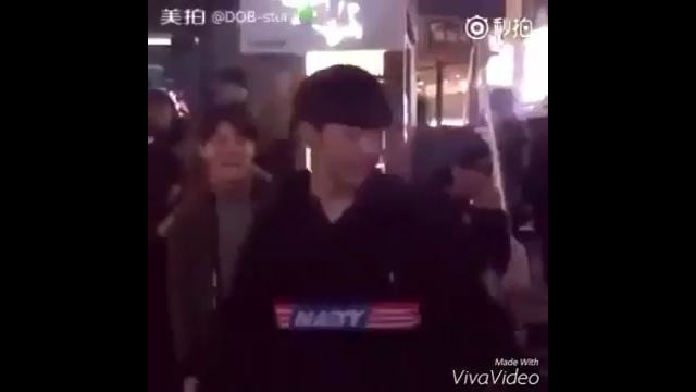 ЧонГукк наблюдает за кавером их танца на улице + снова общение с фанатами
