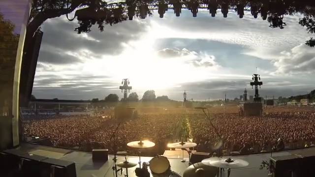 Queen-Bohemian Rhapsody поют 60000 человек в концерте