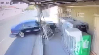 В Ташкенте мужчина чудом избежал наезда Mercedes-Benz