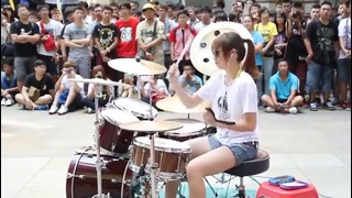 Девушка шикарно играет на ударных Gorgeous girl playing the drums