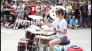 Девушка шикарно играет на ударных Gorgeous girl playing the drums