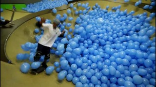 Эффектный скейтбординг среди воздушных шаров | Skateboarding in 5001 Balloons