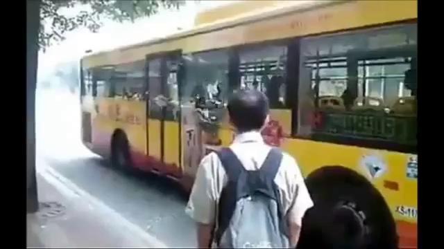 Жестокий выход из автобуса