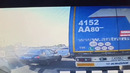 Момент ДТП опрокинувшегося автокрана на автомобили заснят на видео