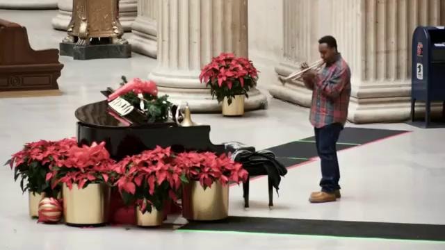 Рождественское пианино на вокзале в Чикаго