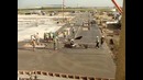Рабочие пытаются обуздать шпатель-машину