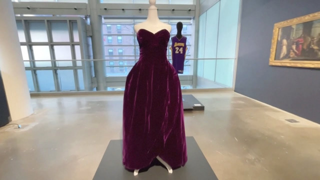 Платье леди Дианы и майку Леброна Джеймса выставят на торги в Нью-Йорке