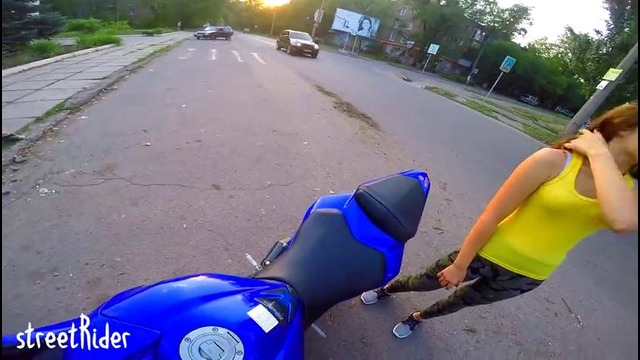 Девушка повелась на спортбайк ¦¦ прокатил прохожую на мотоцикле