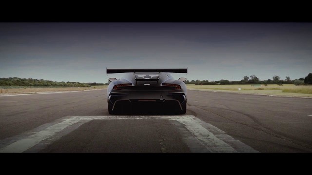 Злой Aston Martin Vulcan жжет резину