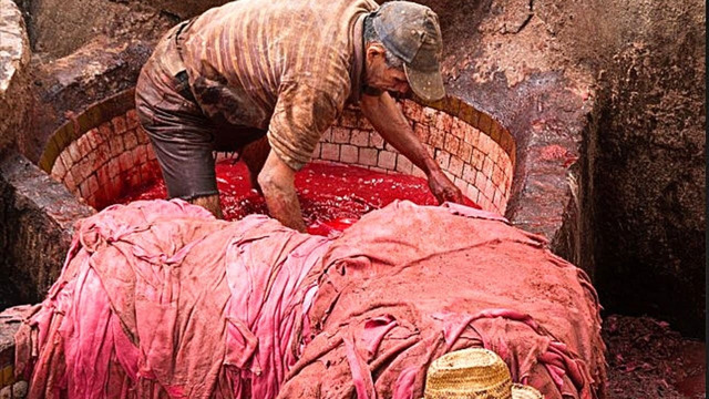 Как в Марокко производят лучшую в мире кожу | Рискованная работа