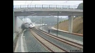 Страшную катастрофу испанского поезда сняла камера наблюдения
