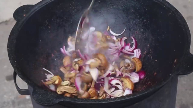 Курица с грибами в казане на костре