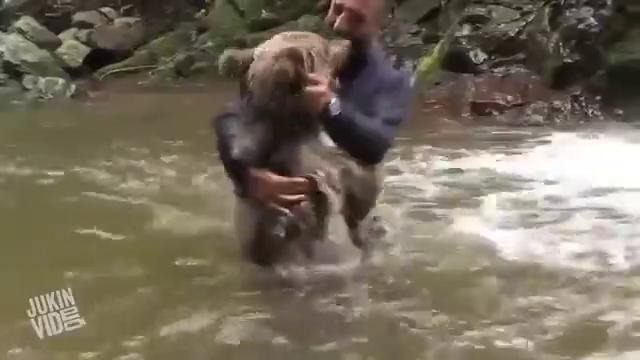 Путешественник искупался с диким медведем на Алтае