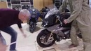 Достаем из коробки мотоцикл BMW S1000RR 2017