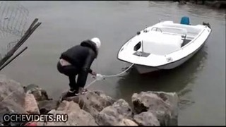 Как не стоит забираться в лодку