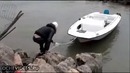 Как не стоит забираться в лодку