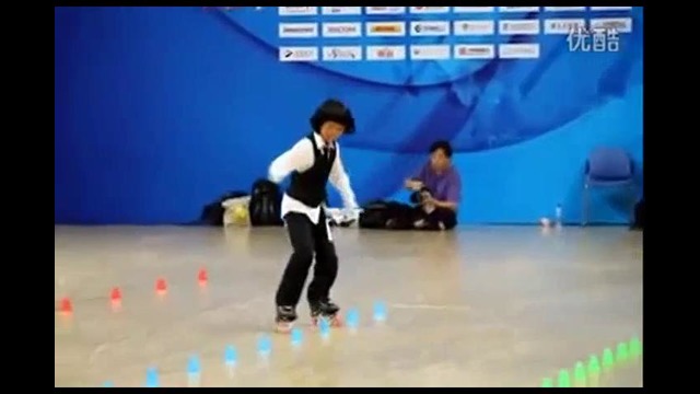 Китайская девчонка офигительно катается на роликах