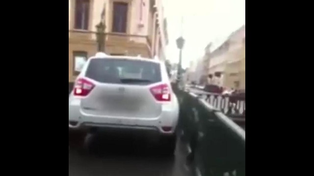 Автоледи проехала пешеходный мост в Санкт-Петербурге